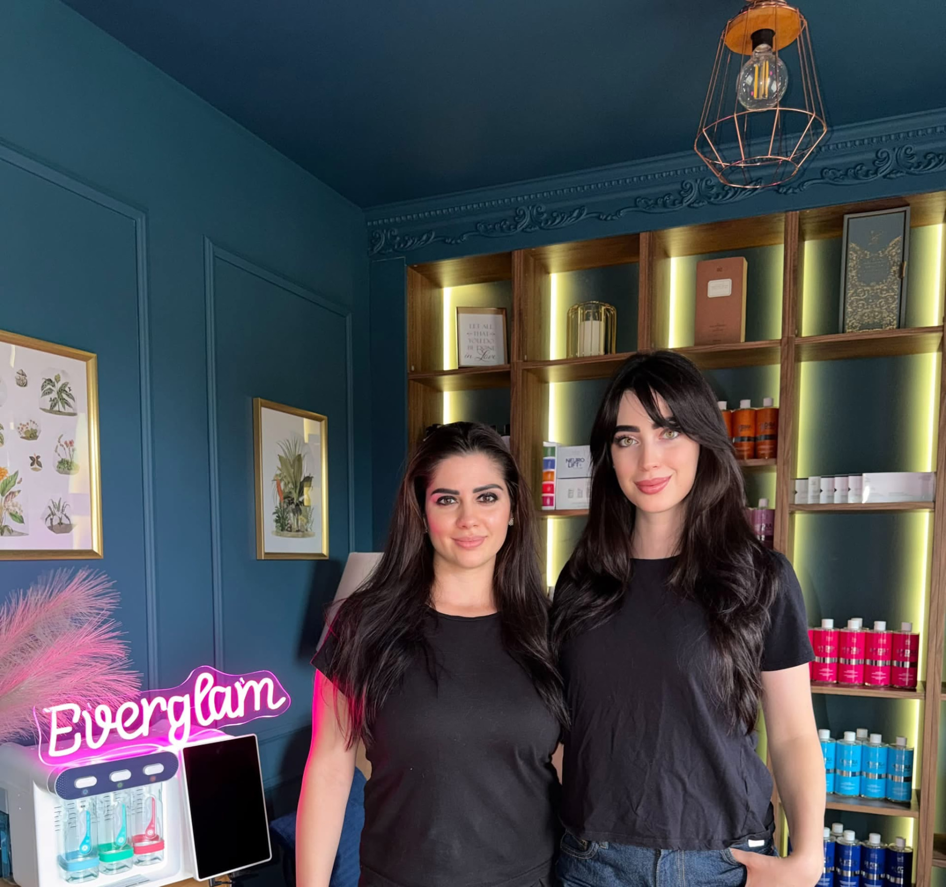 Viki és Kamilla az Everglam Beauty Technologies csapatától